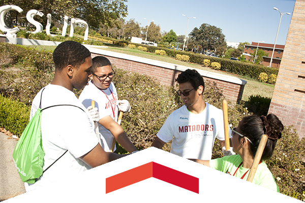 CSUN Freshmen participate in clean-up during Matadors Day