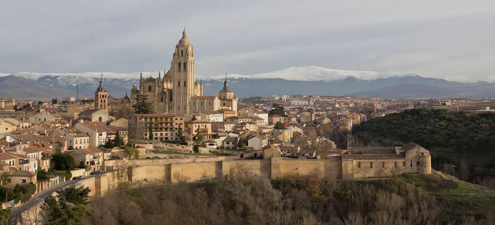 Segovia_-panorama_citywall