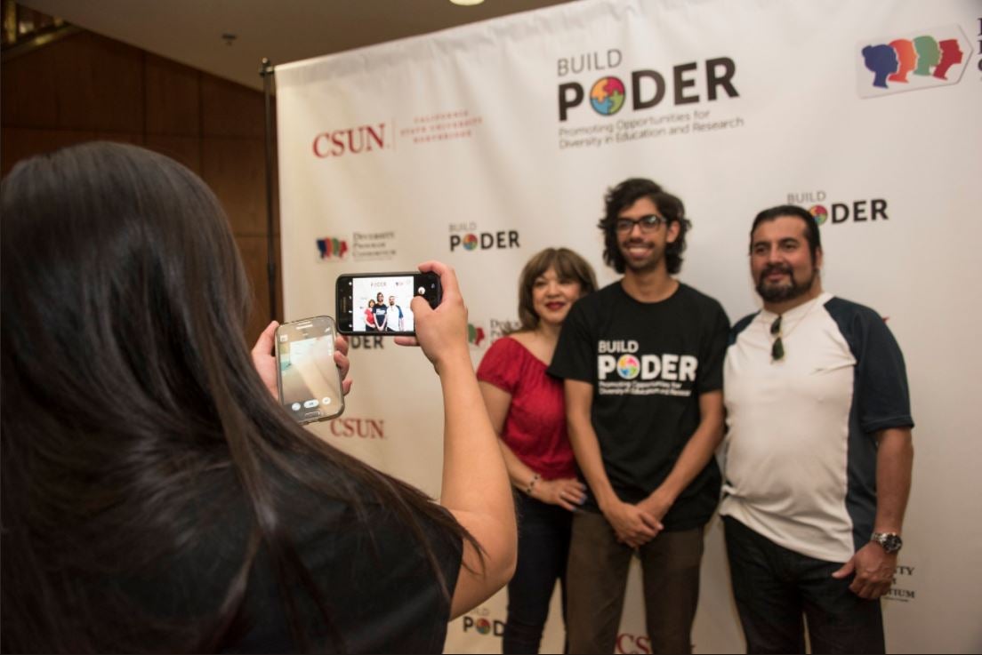 BUILD PODER Scholar Erik Perez poses with his family.