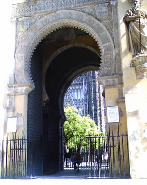 Patio_of_the_Oranges_Gate,_Seville_Cathedral