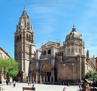 Toledo_Cathedral,_from_Plaza_del_Ayuntamiento